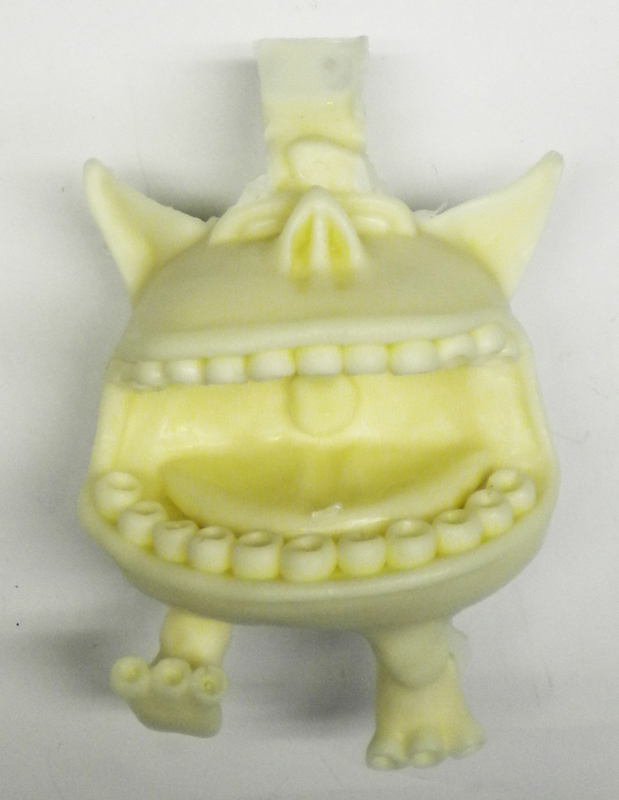Tirage en résine d'une figurine de monstre cornu issue du moule silicone