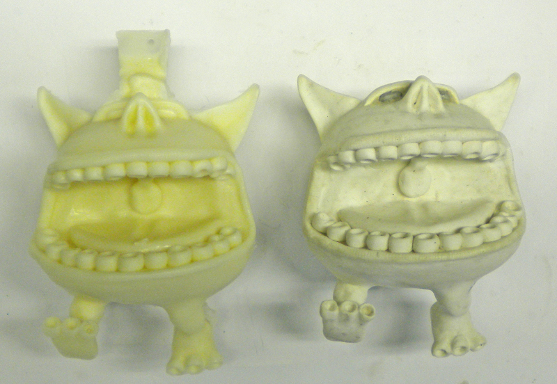 Deux figurines de créatures grimaçantes en résine coulée, tirées d'un moule en silicone