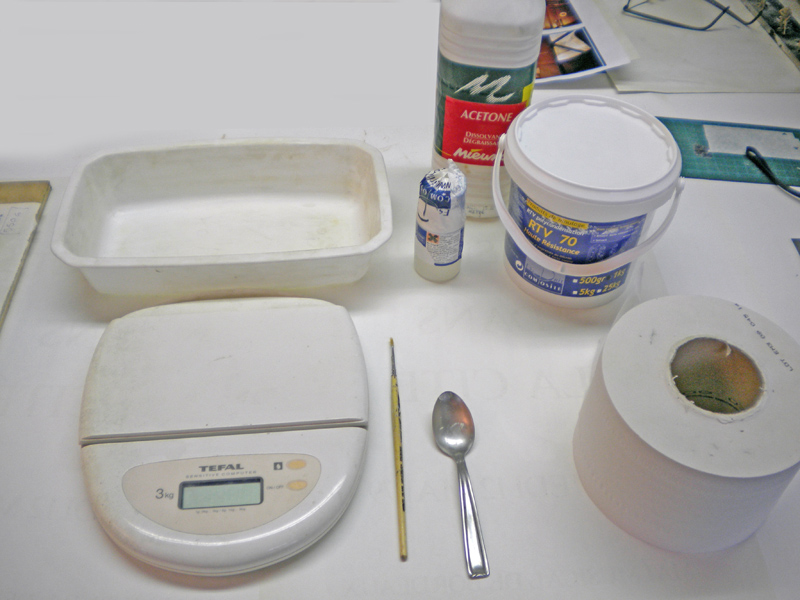 Matériel pour moulage silicone : balance, pot de RTV 70, acétone, pinceau et cuillère