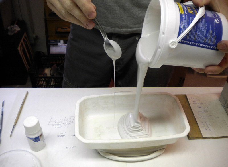 Versement de l'élastomère de silicone blanc liquide dans un récipient pour préparer le mélange