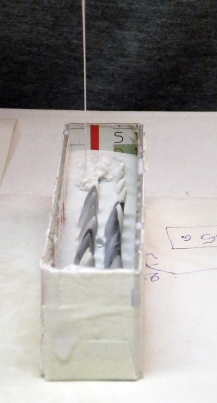 Coffrage en carton contenant une pièce maître prête pour le coulage de l'élastomère de silicone