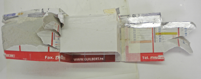 Coffrage en carton récupéré entouré de ruban adhésif servant de moule pour couler l'élastomère de silicone