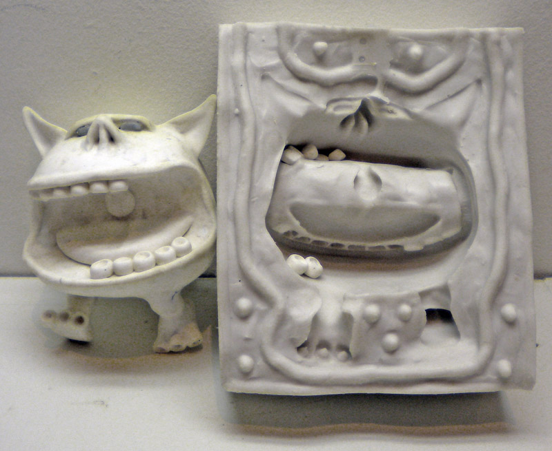 Figurine de créature blanche à côté de son moule souple en silicone