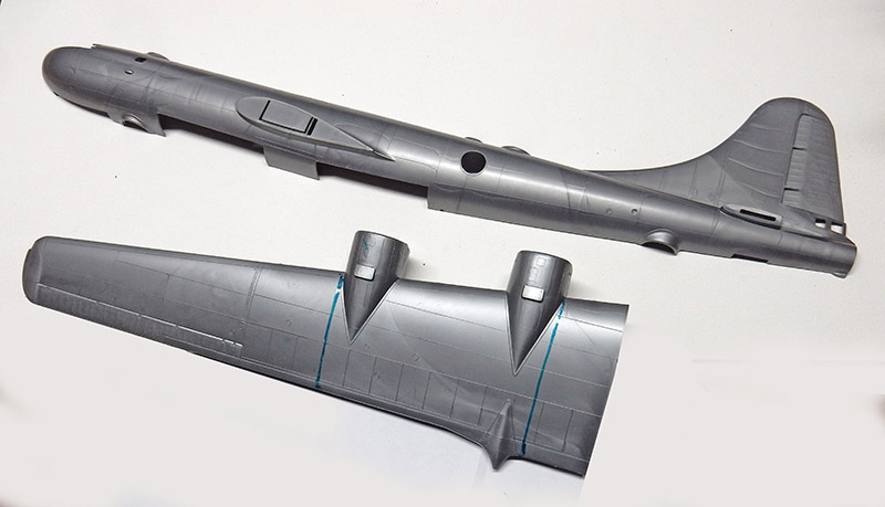 Fuselage et aile de maquette de bombardier B-29 gris non peints posés sur fond clair