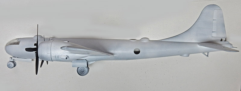 Maquette de bombardier B-29 vue de profil en finition aluminium nu sans décoration