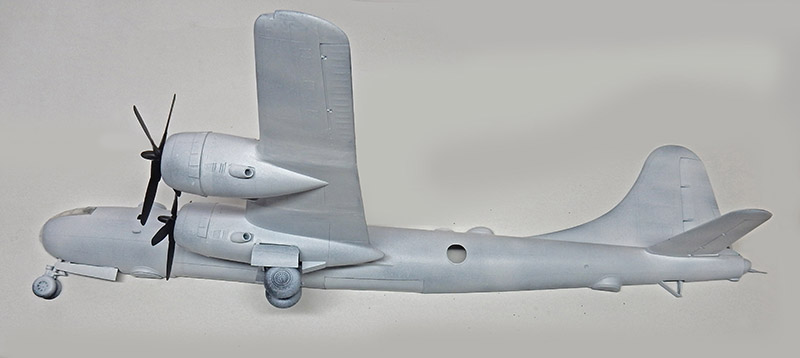 Maquette de bombardier B-29 gris en cours de montage, vue de profil