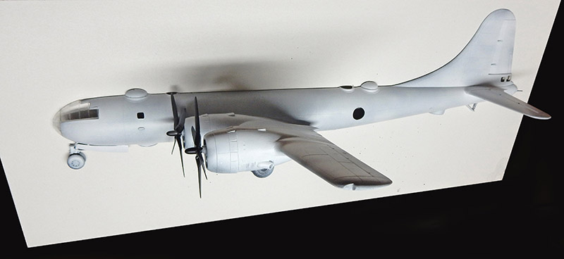 Maquette de bombardier B-29 quadrimoteur en apprêt gris vue de profil avant peinture