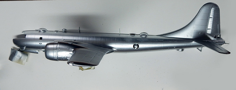 Maquette de bombardier B-29 en aluminium nu, vue de profil avant peinture