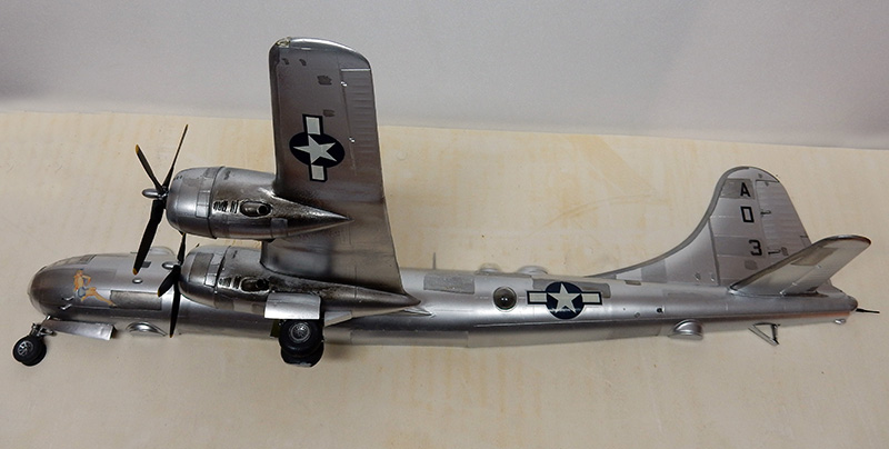 Maquette de bombardier B-29 en métal naturel vue de dessus avec nose art