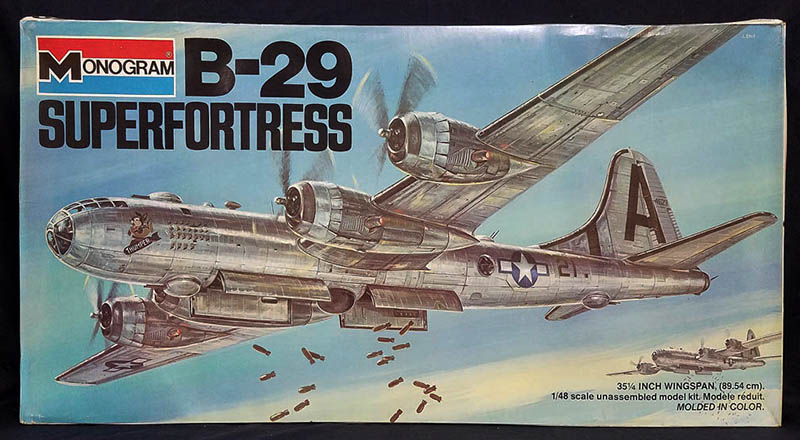 Boîte de maquette Monogram B-29 Superfortress larguant ses bombes avec nose art sur le fuselage