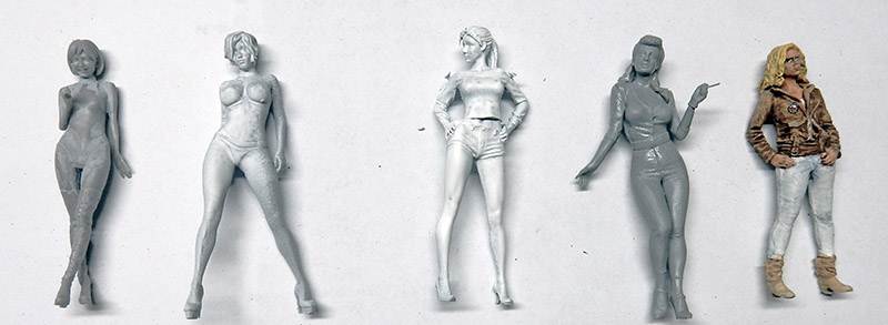 Étapes de peinture d'une figurine féminine pin-up de maquette, du brut résine jusqu'au modèle peint