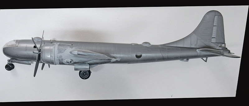 Maquette de bombardier B-29 vue de profil aux finitions métalliques avant peinture du nose art
