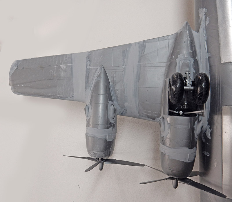 Aile de maquette de B-29 en apprêt gris avec nacelles moteurs, hélices et train d'atterrissage