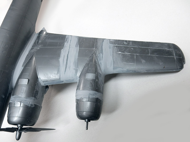 Aile de maquette de B-29 en apprêt gris avec deux moteurs et mastic poncé