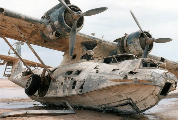 Épave d'un hydravion PBY Catalina échoué sur une plage, fuselage et moteurs corrodés