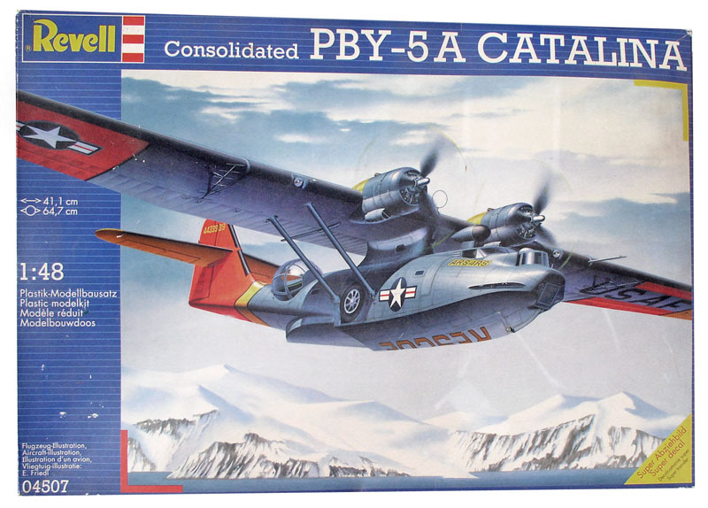 Boîte de maquette Revell du Consolidated PBY-5A Catalina au 1/48 en vol au-dessus de montagnes enneigées