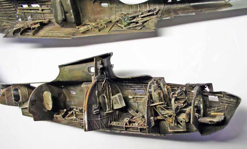 Demi-fuselages du PBY Catalina montrant l'aménagement intérieur détaillé et patiné avant assemblage