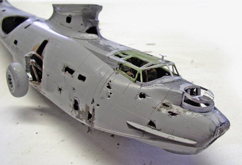 Fuselage avant de la maquette PBY Catalina en gris avec cockpit vitré et tourelle de nez