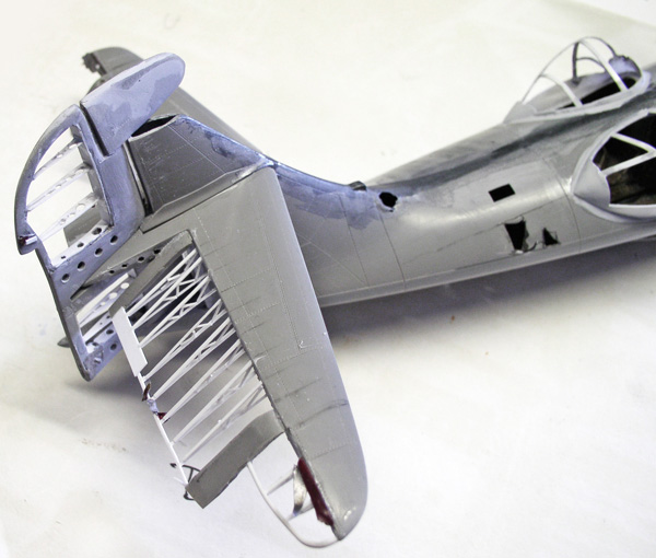 Maquette du PBY Catalina en montage, fuselage gris avec structure interne de l'empennage visible