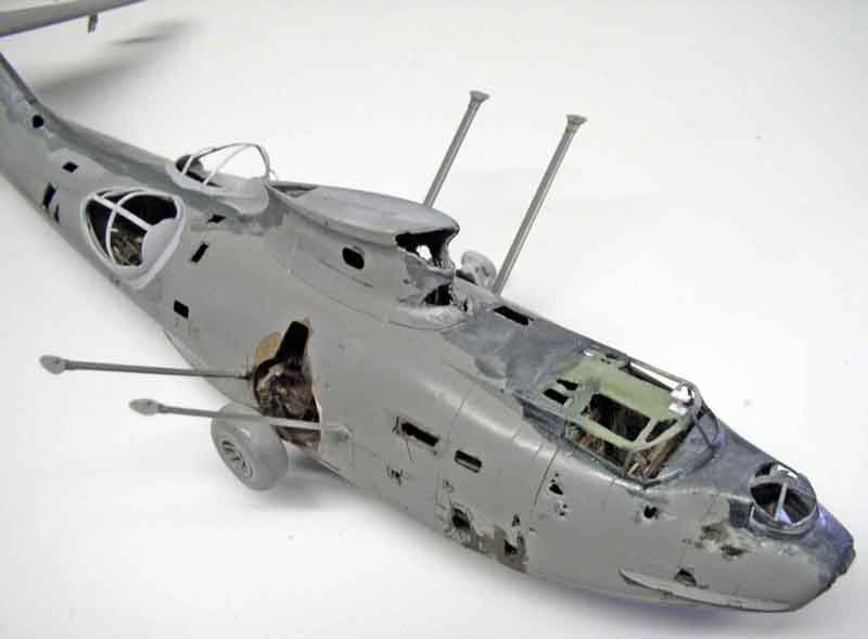 Fuselage en cours de montage de la maquette du PBY Catalina avec apprêt gris et tourelles d'observation