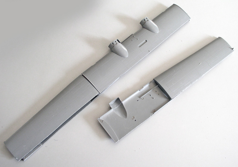 Demi-ailes en plastique gris du PBY Catalina assemblées, montrant nacelles moteurs et surfaces supérieures et inférieures