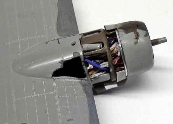 Détail du moteur radial peint sous l'aile grise de la maquette du PBY Catalina