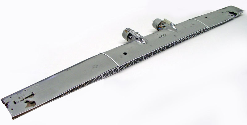 Aile complète de la maquette PBY Catalina avec ses deux nacelles moteurs montées