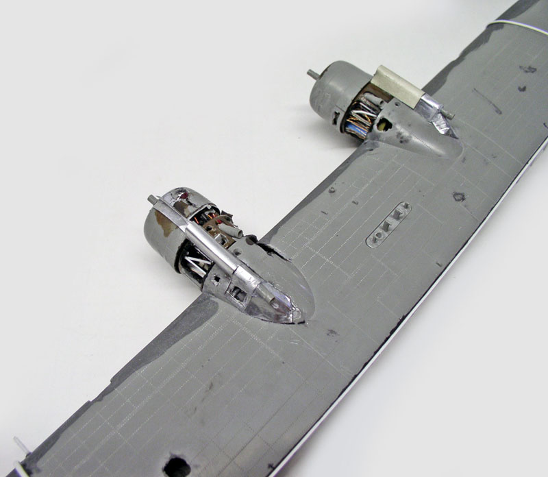 Aile grise de maquette PBY avec deux nacelles moteurs détaillées en cours de montage