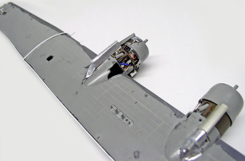 Avion amphibie PBY Catalina en maquette posé sur un socle de présentation