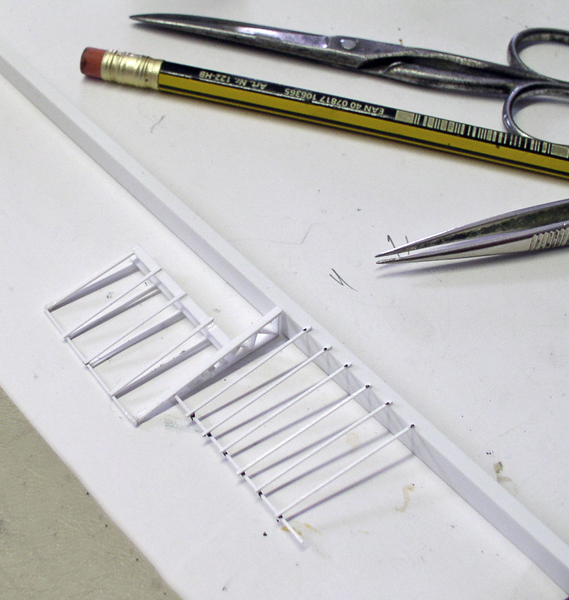 Structure interne en treillis blanc d'aile de PBY en construction avec crayon, ciseaux et pince