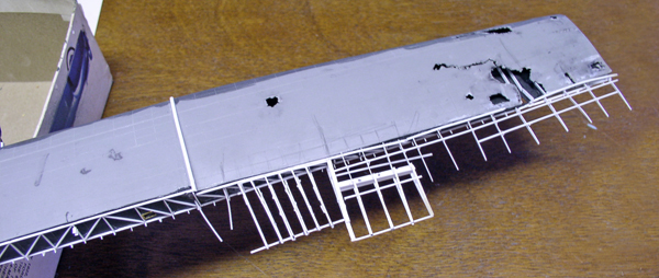 Aile de maquette du PBY Catalina avec structure interne en plastique blanc collée sous la surface