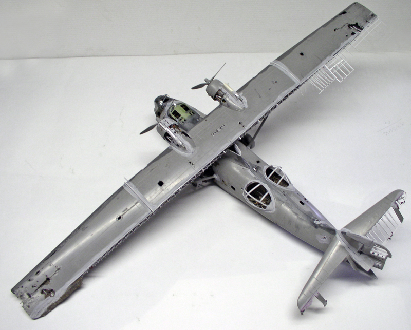 Maquette grise du PBY Catalina en construction, aile haute et hublots latéraux visibles