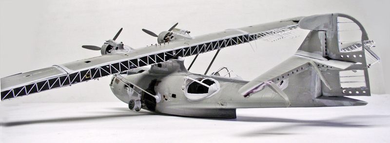 Maquette d'hydravion PBY Catalina argenté avec structure d'aile apparente et tourelles latérales vitrées