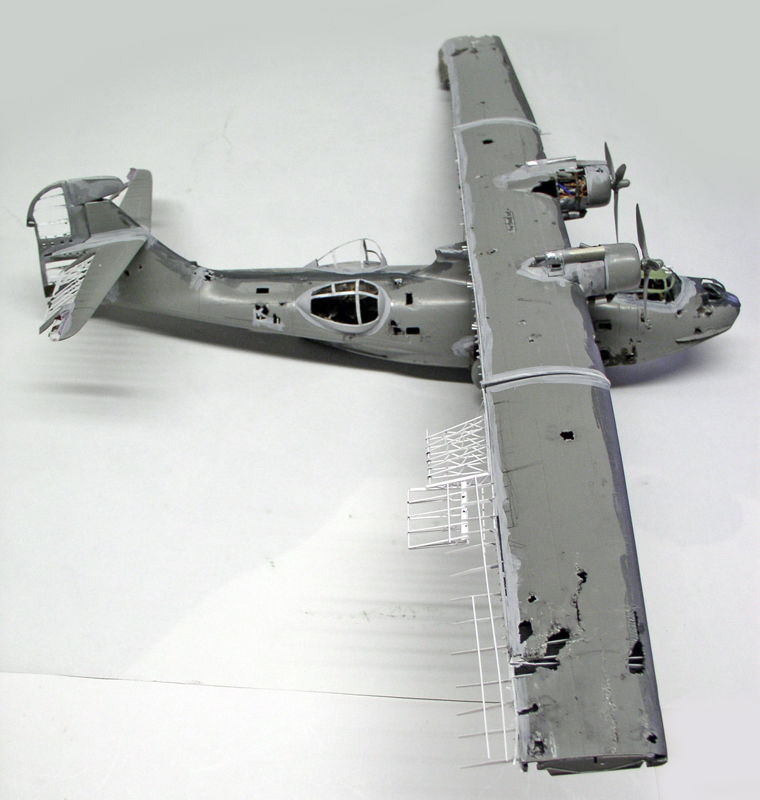 Maquette grise du PBY Catalina en montage, aile haute et antennes radar sous l'aile