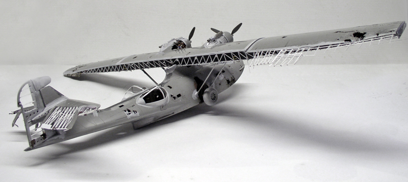 Maquette de l'hydravion PBY Catalina gris en montage avec aile haute et structure interne apparente