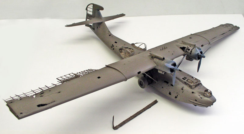 Maquette du PBY Catalina en cours d'assemblage avec apprêt gris et aile haute