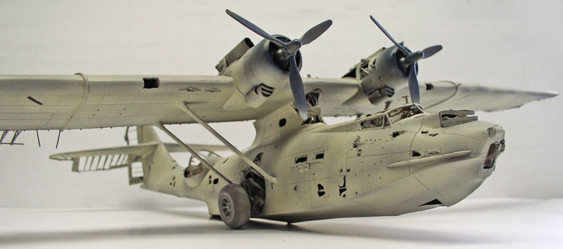 Maquette d'hydravion PBY Catalina gris en cours de montage, vue de trois quarts avant