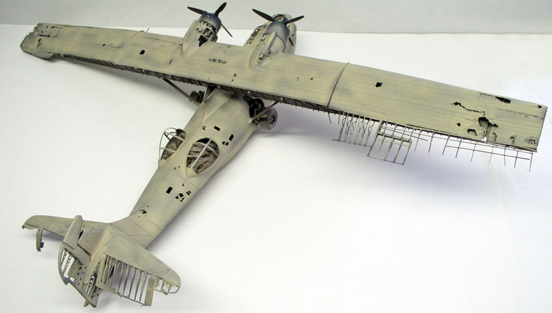 Maquette d'hydravion PBY Catalina vu de dessus, ailes hautes et bossages d'observation latéraux
