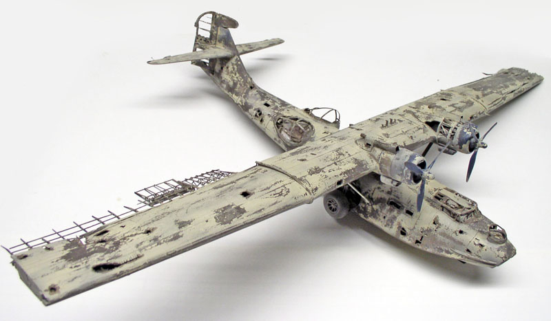 Maquette d'hydravion PBY Catalina à l'aspect vieilli et écaillé vu de dessus