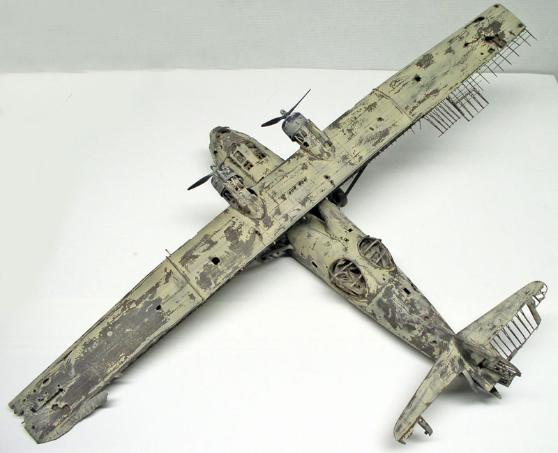 Maquette d'hydravion PBY Catalina à aile haute avec patine d'usure marquée vue de dessus
