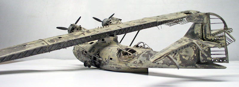 Maquette d'hydravion PBY Catalina vue de profil, peinture vieillie et écaillée sur fond clair