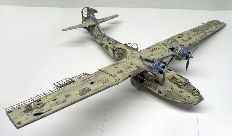 Maquette de l'hydravion PBY Catalina à aile haute, peinture blanche très vieillie et écaillée