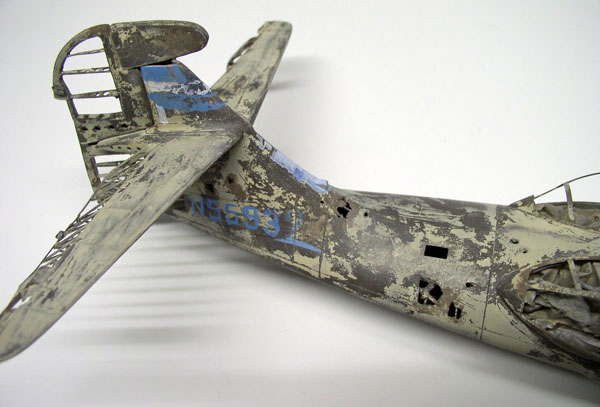 Maquette de PBY Catalina très vieillie et endommagée, vue arrière du fuselage et empennage