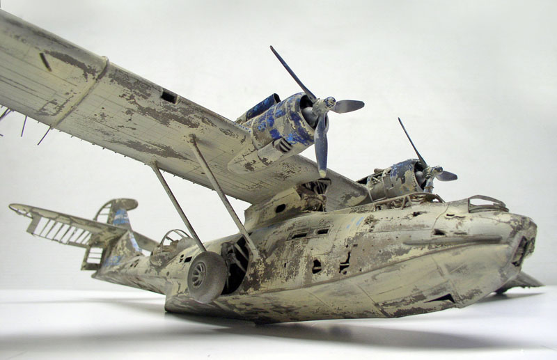 Maquette d'hydravion PBY Catalina épave, ailes hautes et moteurs, peinture vieillie écaillée fortement patinée
