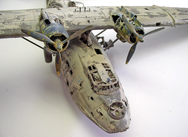 Maquette d'hydravion PBY Catalina très vieillie montrant fuselage écaillé, moteurs et hélices détaillés