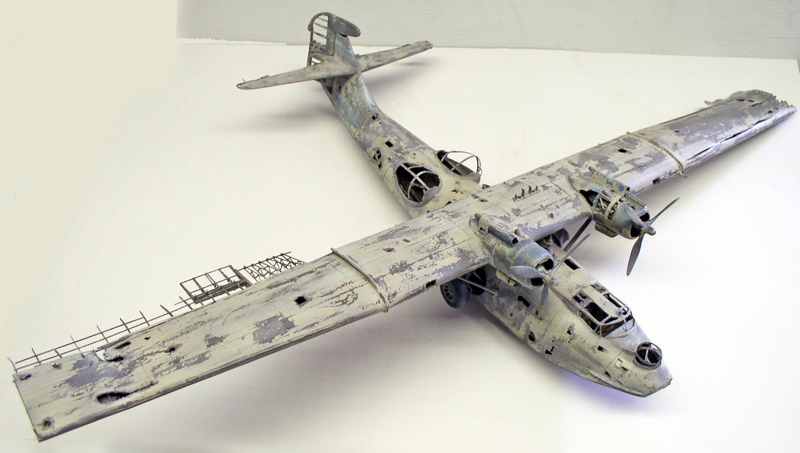 Maquette d'hydravion PBY Catalina vue de dessus avec peinture vieillie et patine grise écaillée
