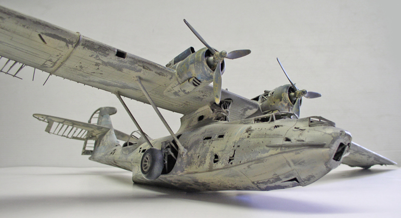 Maquette d'hydravion PBY Catalina vieilli, avec ses deux moteurs et hélices montés sur l'aile