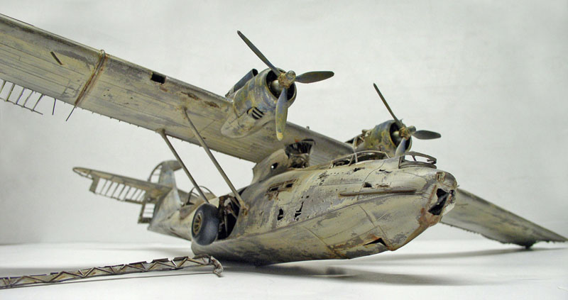 Maquette d'hydravion PBY Catalina vieillie et endommagée, ailes hautes et deux moteurs à hélices