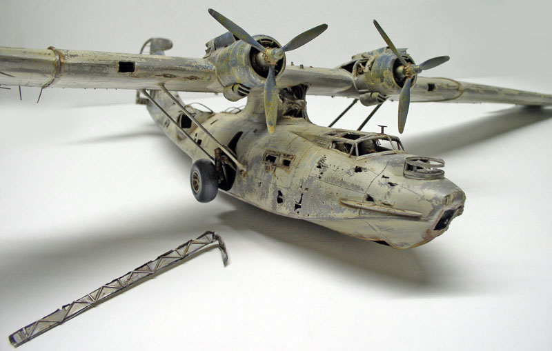 Maquette d'hydravion PBY Catalina vieilli à la peinture grise vue de trois-quarts avant