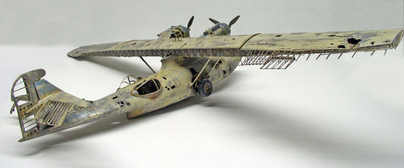 Maquette d'hydravion PBY Catalina en épave, structure interne apparente et ailes endommagées vieillies